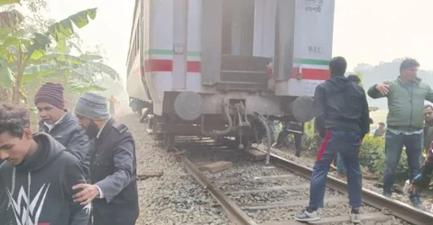 রাজশাহীতে ট্রেনের বগি লাইনচ্যুত, ঢাকা-খুলনার যাত্রীদের দুর্ভোগ