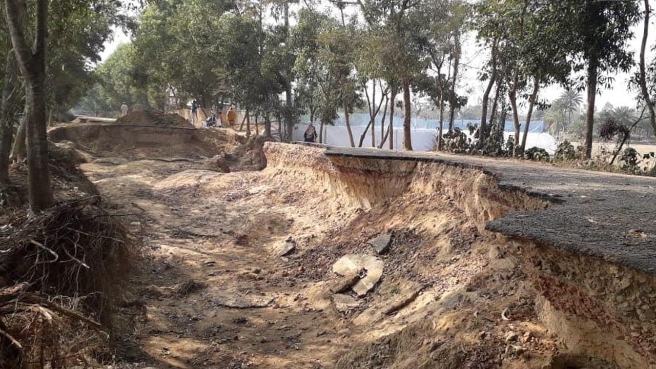 বন্যায় বিধ্বস্ত সড়ক মেরামত হয়নি ৪ মাসেও, সীমাহীন দুর্ভোগ