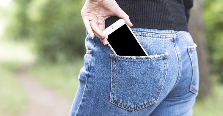 ফোন ভুল পকেটে রেখে বিপদ বাড়াচ্ছেন না তো?