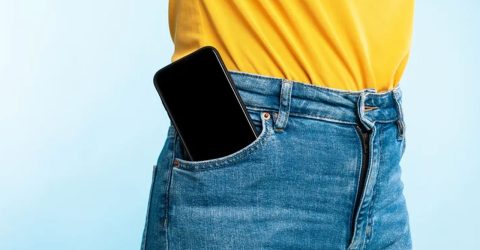 প্যান্টের ভুল পকেটে স্মার্টফোন রেখে যে ক্ষতি করছেন