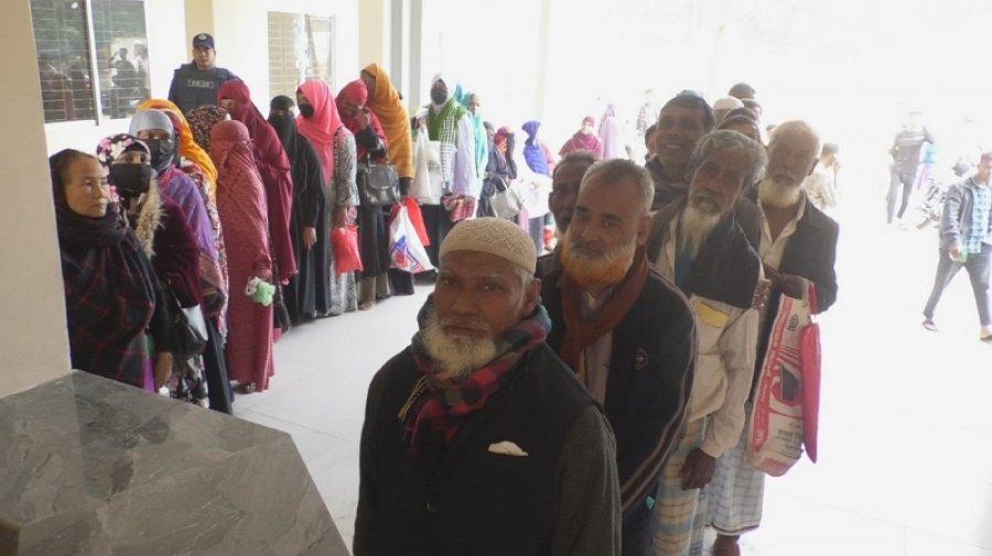 ২ ঘণ্টা লাইনে দাঁড়ানোর পর বললো সার্ভারে সমস্যা, আজ টিসিবির পণ্য দেবে না