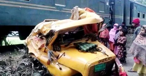 রেলক্রসিংয়ে দুমড়ে-মুচড়ে গেল ট্রাক, ৫ ঘণ্টা ট্রেন চলাচল বন্ধ