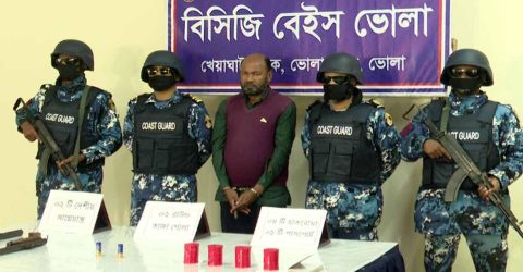 আগ্নেয়াস্ত্র, গুলি, বোমাসহ প্রধান শিক্ষক গ্রেপ্তার, প্রতিবাদে মানব বন্ধন