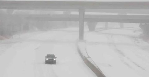 বিশাল তুষার ঝড়ের কবলে যুক্তরাষ্ট্র, ৭ অঙ্গরাজ্যে জরুরি অবস্থা