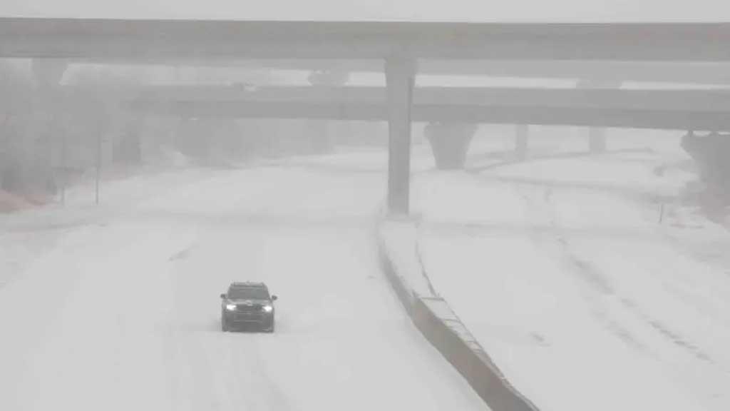 বিশাল তুষার ঝড়ের কবলে যুক্তরাষ্ট্র, ৭ অঙ্গরাজ্যে জরুরি অবস্থা