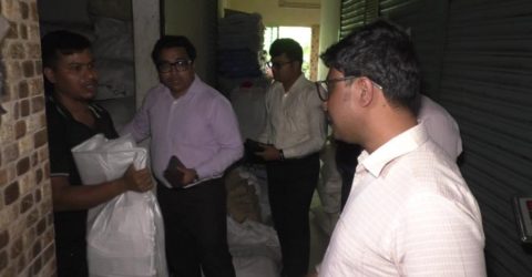 যশোরে অভিযান চালিয়ে ২ টন পলিথিন জব্দ, জরিমানা
