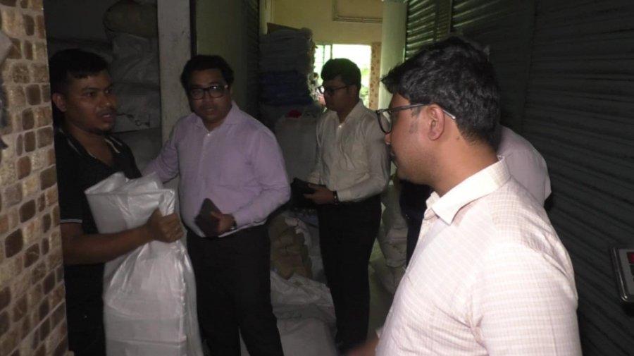 যশোরে অভিযান চালিয়ে ২ টন পলিথিন জব্দ, জরিমানা