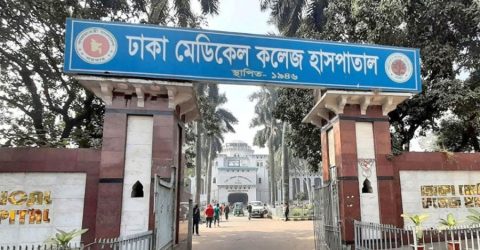 রাজধানী সুপার মার্কেটের সামনে মাইক্রোবাসের ধাক্কায় প্রাণ গেলো নারীর