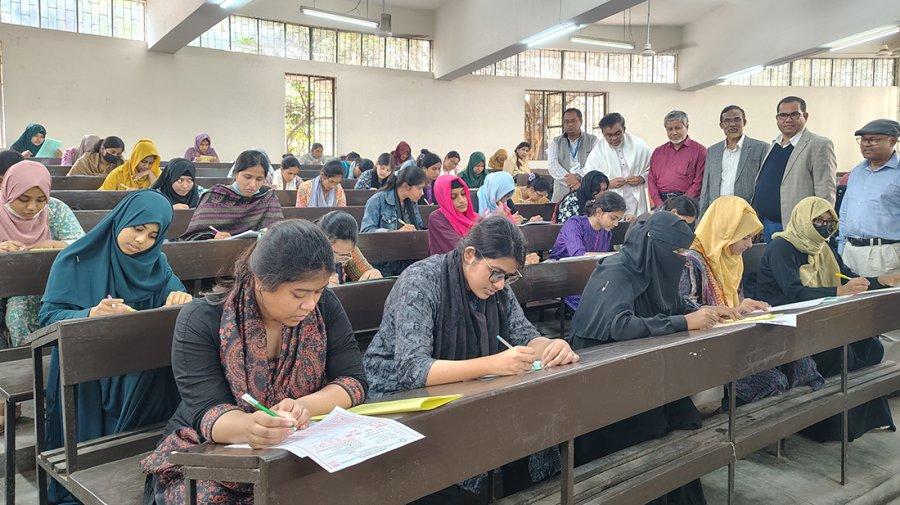 হোয়াটসঅ্যাপে বাইরে থেকে উত্তর বলে দিচ্ছিলেন আরেকজন, জাবিতে আটক দুই বোন
