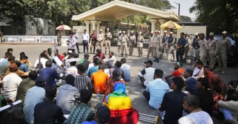 ২৪ ঘণ্টা ধরে প্রধান উপদেষ্টার কার্যালয়ের সামনে অভ্যুত্থানে আহত ব্যক্তিদের অবস্থান