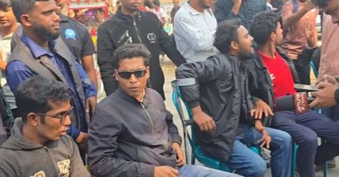 চেক বিতরণ অনুষ্ঠানে অসৌজন্যমূলক আচরণের অভিযোগে সড়ক অবরোধ