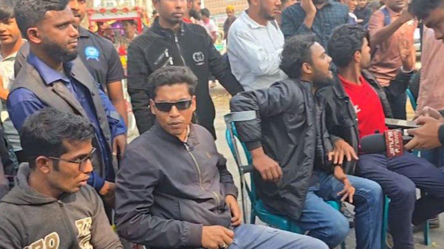চেক বিতরণ অনুষ্ঠানে অসৌজন্যমূলক আচরণের অভিযোগে সড়ক অবরোধ