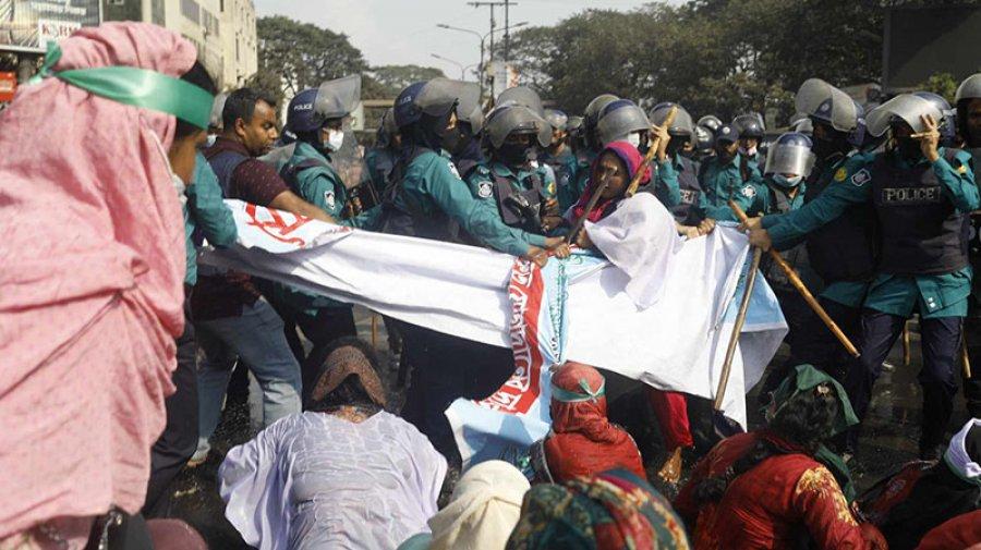 শাহবাগে প্রাথমিকের নিয়োগপ্রত্যাশীদের ওপর পুলিশের লাঠিচার্জ-জলকামান
