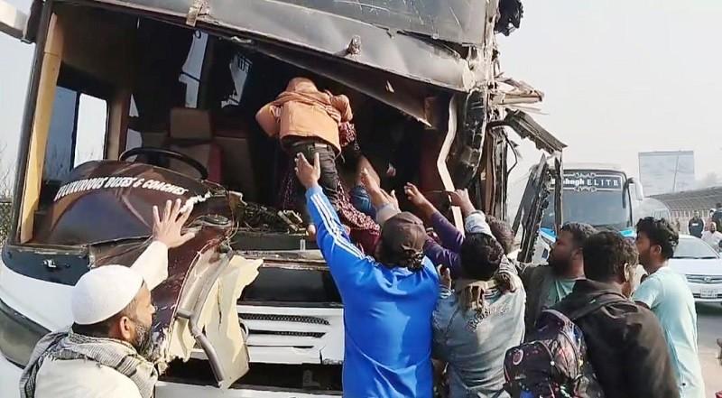 ঢাকা-মাওয়া এক্সপ্রেসওয়েতে তিন গাড়ির সংঘর্ষ