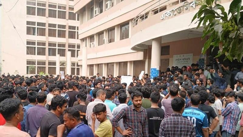 কুয়েটে সব ধরনের রাজনীতি বন্ধ, জড়িত শিক্ষার্থীদের বহিষ্কার