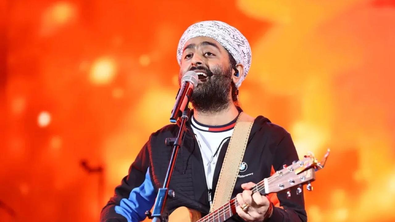 কনসার্টের মাঝেই বাবার ভিডিও কল : যা করলেন অরিজিৎ সিং