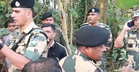 বিএসএফের ওপর নারীদের হামলা