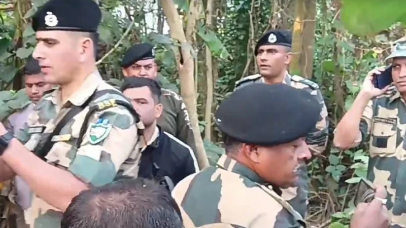 বিএসএফের ওপর নারীদের হামলা