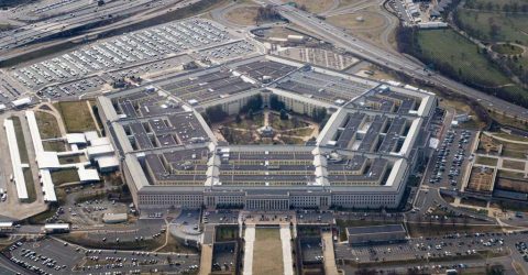 পেন্টাগনের অপচয় থামিয়ে ‘বিলিয়ন বিলিয়ন ডলার’ বাঁচানোর আশা ট্রাম্পের