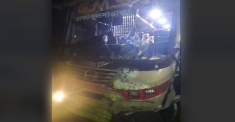 বাস নিয়ন্ত্রণ হারিয়ে এক্সপ্রেসওয়ের আইল্যান্ডে ধাক্কা, নিহত ১