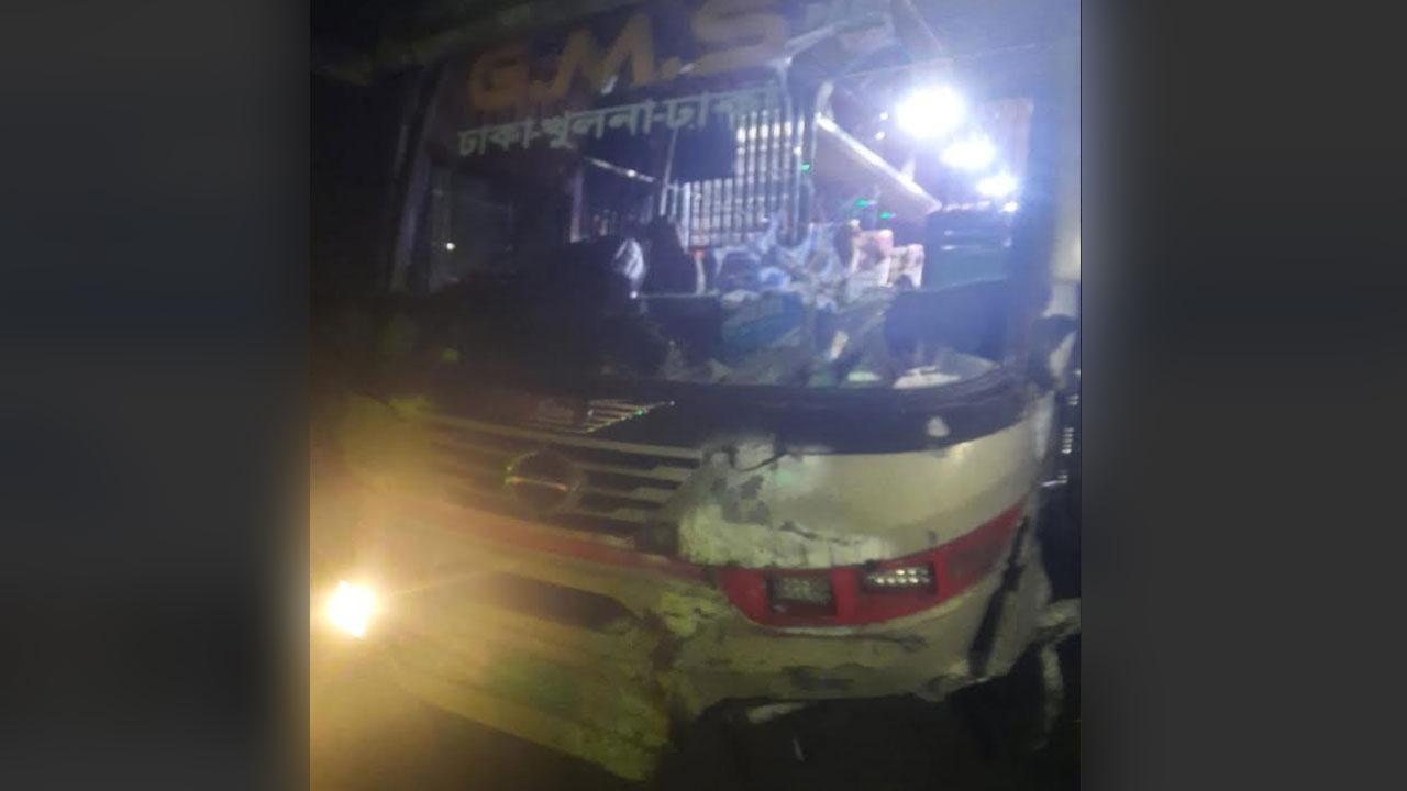 বাস নিয়ন্ত্রণ হারিয়ে এক্সপ্রেসওয়ের আইল্যান্ডে ধাক্কা, নিহত ১