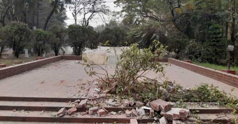 শাহজালাল বিশ্ববিদ্যালয়ে বঙ্গবন্ধুর ম্যুরাল উপড়ে ফেলা হয়েছে