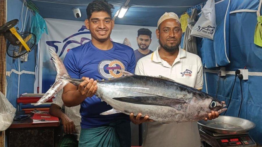 এত বড় টুনা মাছ এই এলাকায় আগে ধরা পড়েনি