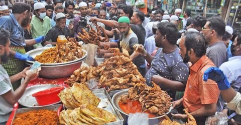 প্রথম রোজায় জমজমাট ইফতার বাজার