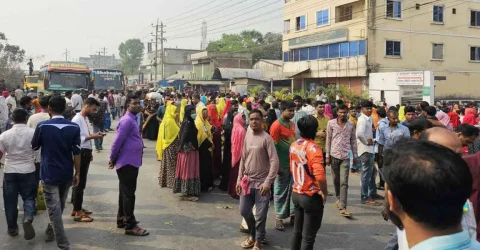 গাজীপুরে সড়ক দুর্ঘটনায় পোশাকশ্রমিক নিহত, মহাসড়ক অবরোধ
