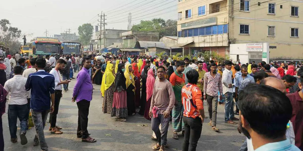 গাজীপুরে সড়ক দুর্ঘটনায় পোশাকশ্রমিক নিহত, মহাসড়ক অবরোধ