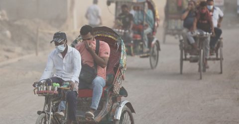 বায়ু দূষণে আজও তৃতীয় ঢাকা