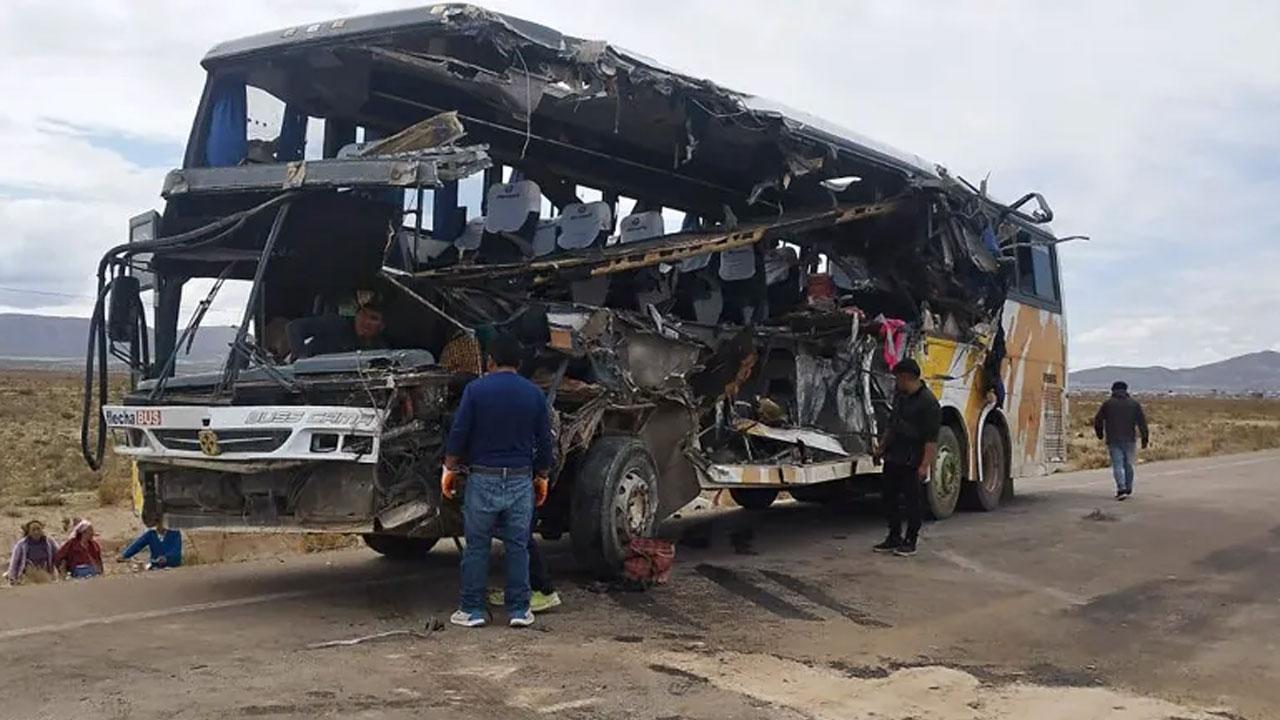 বলিভিয়ায় দুই বাসের সংঘর্ষে নিহত অন্তত ৩৭, বেঁচে গেলেন ২ চালক
