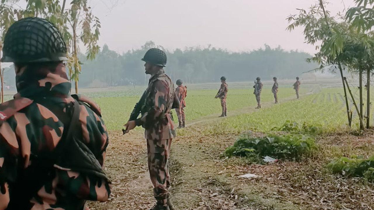 মধ্যরাতে ফের সীমান্তে কাঁটাতারের বেড়া বিএসএফের, বাধা বিজিবির