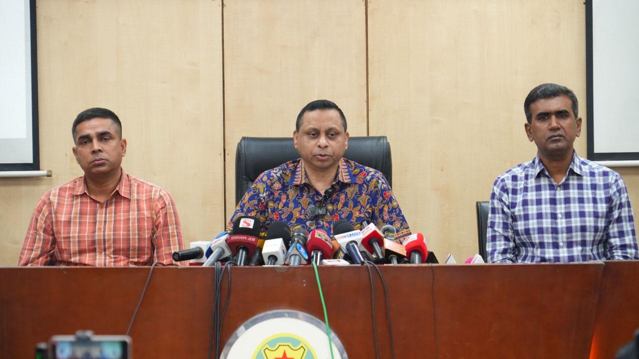 চিহ্নিত সন্ত্রাসী বাহিনীর বিরুদ্ধে ‘অলআউট অ্যাকশনে’ যাচ্ছে ডিবি