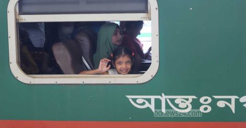 ট্রেনে ঈদযাত্রা: ১৮টি ছেড়েছে সময়মত, গড়বড় ২টিতে