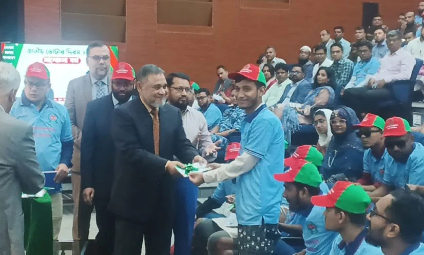 জুলাই অভুত্থ্যানে আহতদের হাতে স্মার্ট কার্ড তুলে দিলেন সিইসি