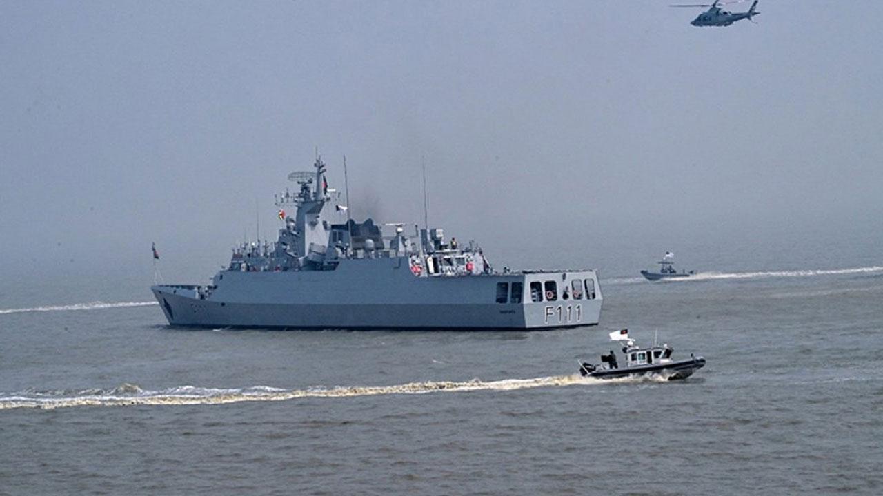 বঙ্গোপসাগরে বাংলাদেশ-ভারতীয় নৌবাহিনীর যৌথ মহড়া