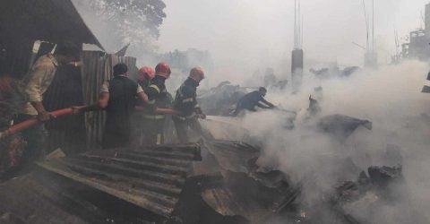 ৫ ইউনিটের চেষ্টায় ভাষানটেকে বিআরপি বস্তির আগুন নিয়ন্ত্রণে