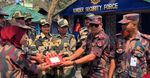 স্বাধীনতা দিবসে সীমান্তে বিএসএফকে বিজিবির মিষ্টি উপহার