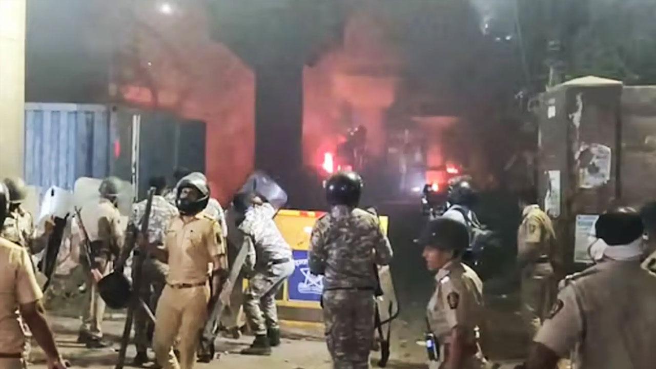 সম্রাট আওরঙ্গজেবের সমাধি সরানো নিয়ে ভারতে ব্যাপক সহিংসতা, কারফিউ