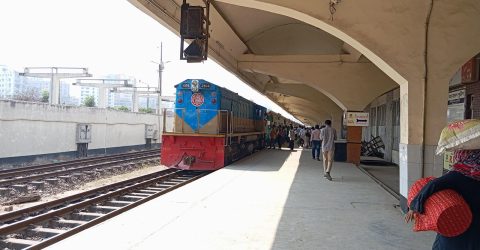 ট্রেনে ঈদযাত্রা : ঢাকা থেকে ২ ট্রেনের লম্বা বিলম্ব