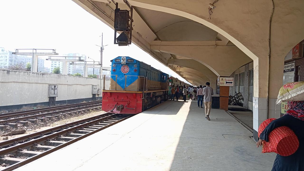 ট্রেনে ঈদযাত্রা : ঢাকা থেকে ২ ট্রেনের লম্বা বিলম্ব