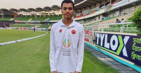 ৫০ চার, ২২ ছক্কায় একাই ৪০৪ রান করলেন মুস্তাকিম