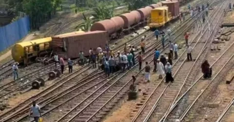 কমলাপুর স্টেশনে কন্টেইনার ট্রেন লাইনচ্যুত