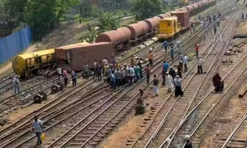 কমলাপুর স্টেশনে কন্টেইনার ট্রেন লাইনচ্যুত