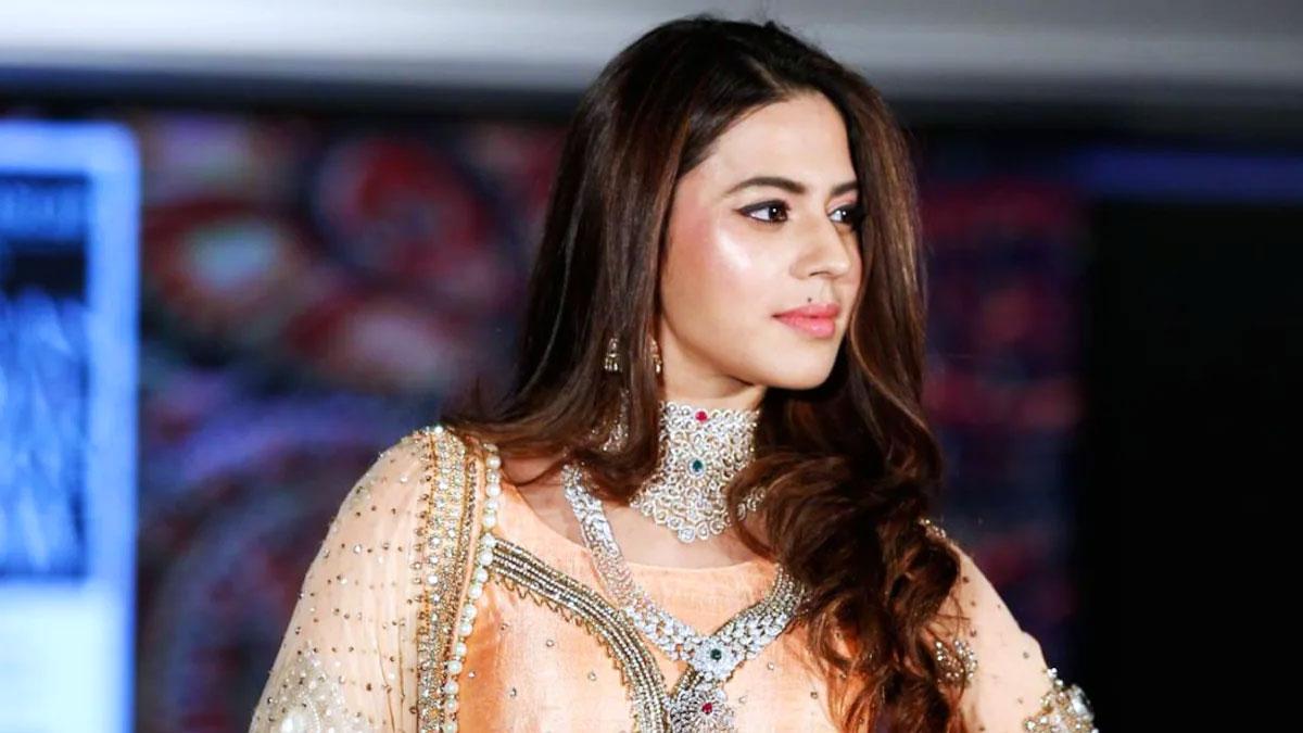 সোনা নিয়ে গ্রেপ্তার অভিনেত্রী, যা বললেন পুলিশ কর্মকর্তা বাবা