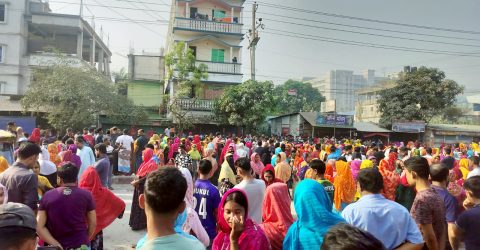 ঈদের ছুটি ও বেতনের দাবিতে সাভারে শ্রমিকদের বিক্ষোভ