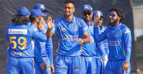 ২২ বল ৪ রান ৬ উইকেট