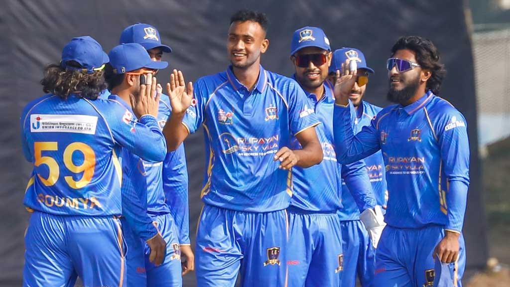 ২২ বল ৪ রান ৬ উইকেট