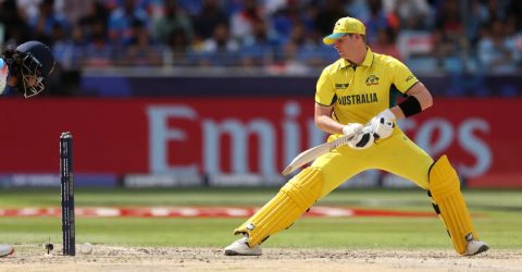 বোল্ড হয়েও নট-আউট, দুইবার জীবন পেয়ে ছুটছেন স্মিথ